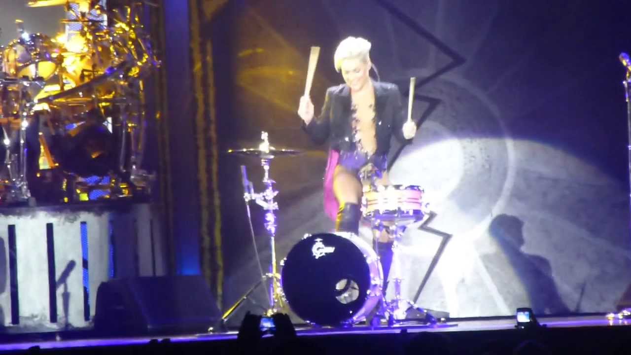 P!nk Pink - Playing drums / Are We All We Are (Brisbane 30.08.13)