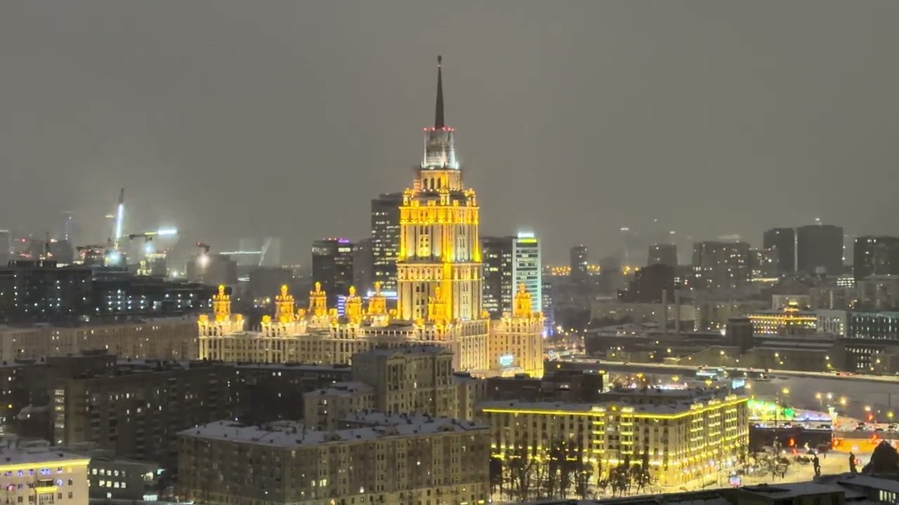 Москва с высоты птичьего полёта, панорама родного города, вечер, подсветка зданий, автомобили