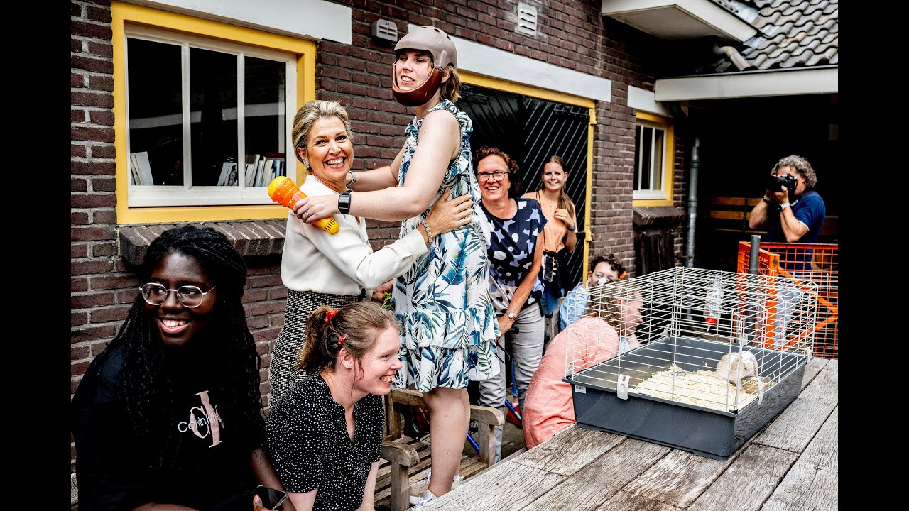 Koningin Máxima bezoekt inclusieve woonwijk Kloostervelden