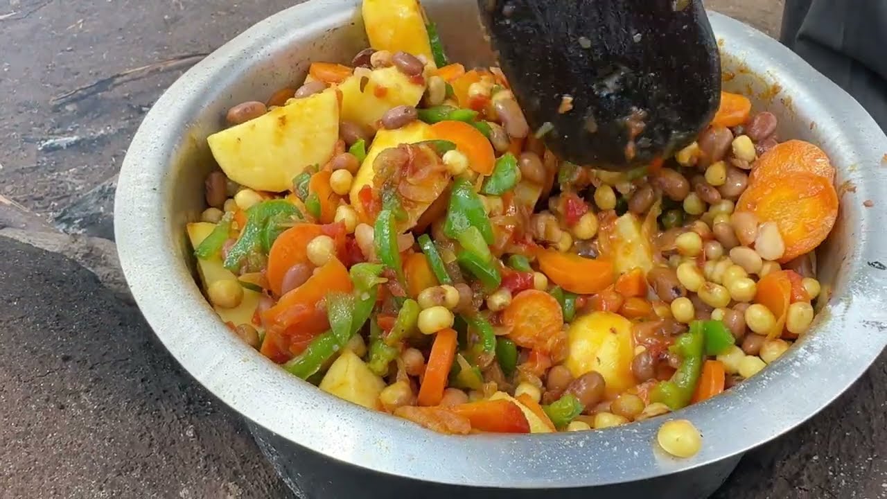 🌽🍲 Gorgeous Young African Beauty Cooks Authentic Kenyan Githeri Recipe! 🔥🇰🇪
