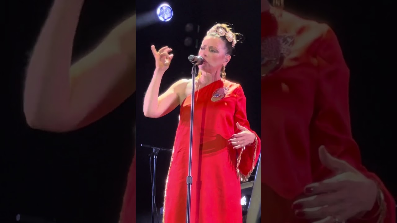 Tina Arena - In command live @tinaarena