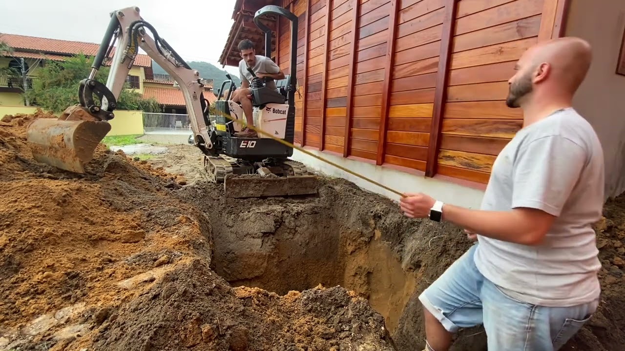 ✅ BOBCAT e10 escavando fossa