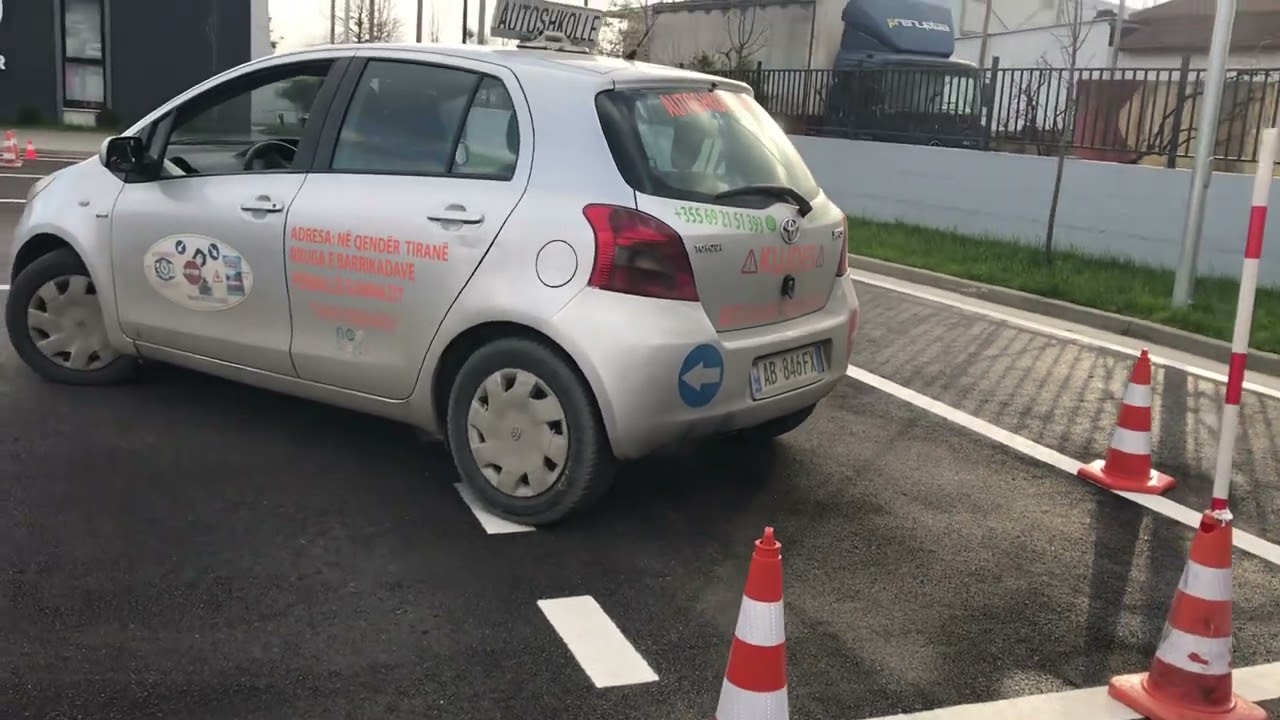 Parkimi paralel nga Brendoni