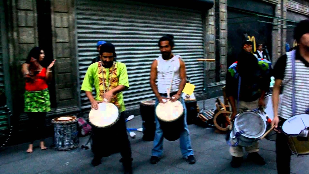 Danza y Percusion Africana en calle Motolinia