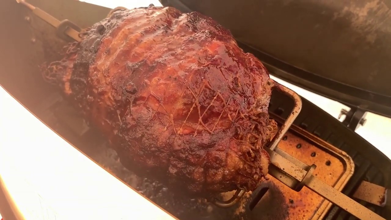 Жареная свинина Weber Q1200 Rotisserie - Weber Baby Q Rotisserie