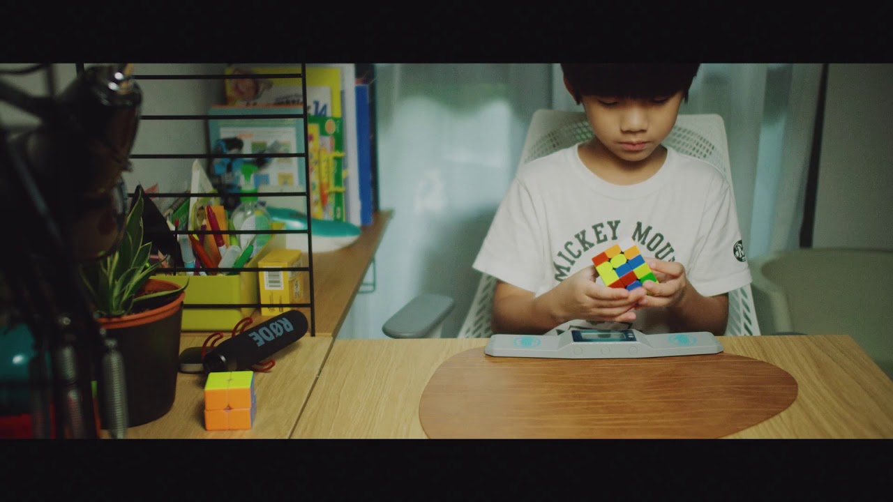 Ginger Speedsolves a Rubik's Cube | GAN356XS