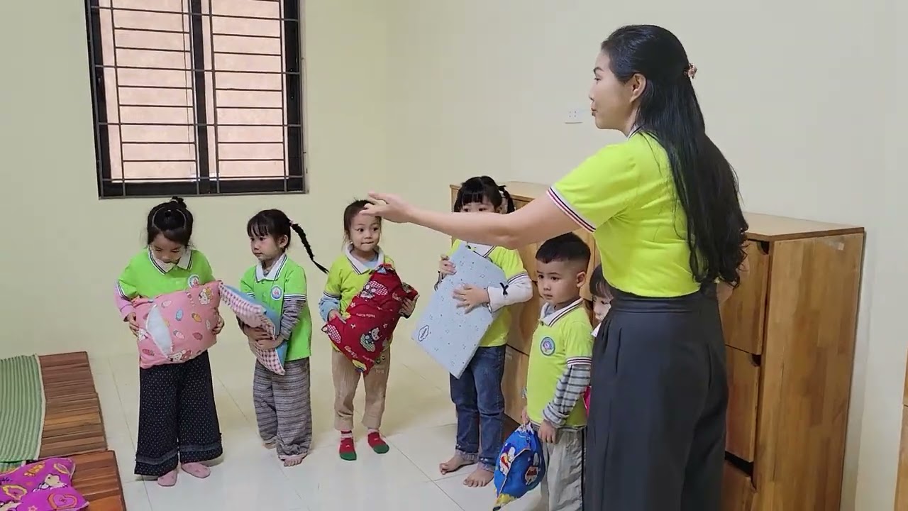 HĐ TỰ PHỤC VỤ: LẤY GỐI TRONG GIỜ NGỦ TRƯA LỚP 5TA2