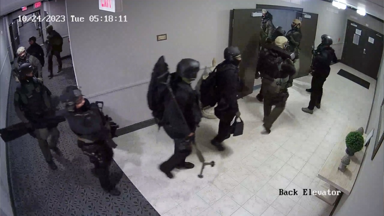 Он уже сидел в тюрьме &mdash; так зачем же спецназ совершил обыск в её доме?