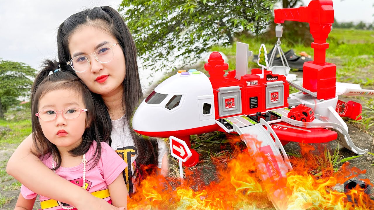 Cam Cam review m&aacute;y bay cứu hỏa c&oacute; cần cẩu, thang trượt, biển b&aacute;o giao th&ocirc;ng - Cam Cam TV