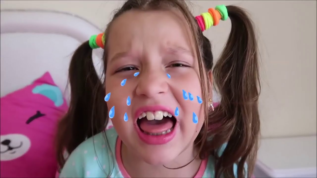MARIA CLARA VOLTA A SER BEBÊ E SUA IRMÃ VIRA BABÁ | Pretend Play With Nanny