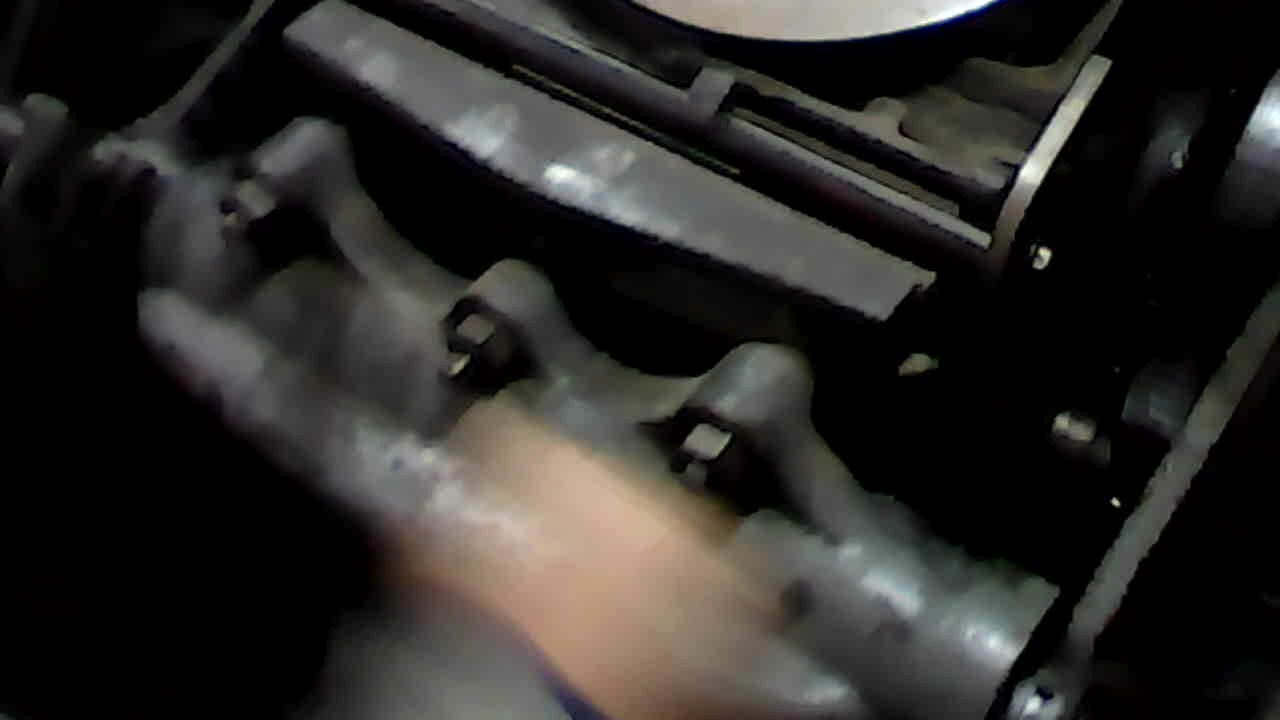 Haciendo etiquetas en bajo relieve con una minerva tipografica usando tipos moviles de plomo!