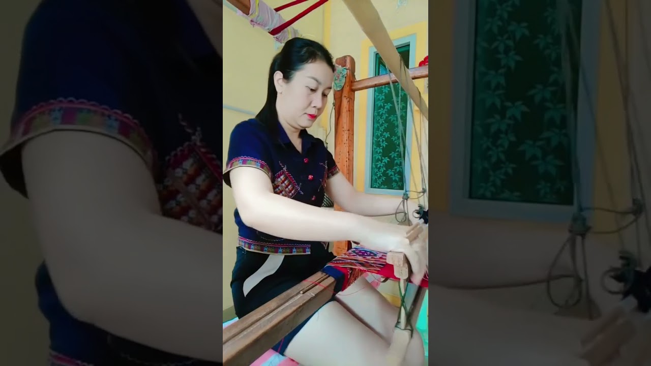 วิถีภูไททอผ้าไหมแพรวา#วิถีชีวิตชนบท #สาวภูไททอผ้า #weaving #แพนโพนภูไท