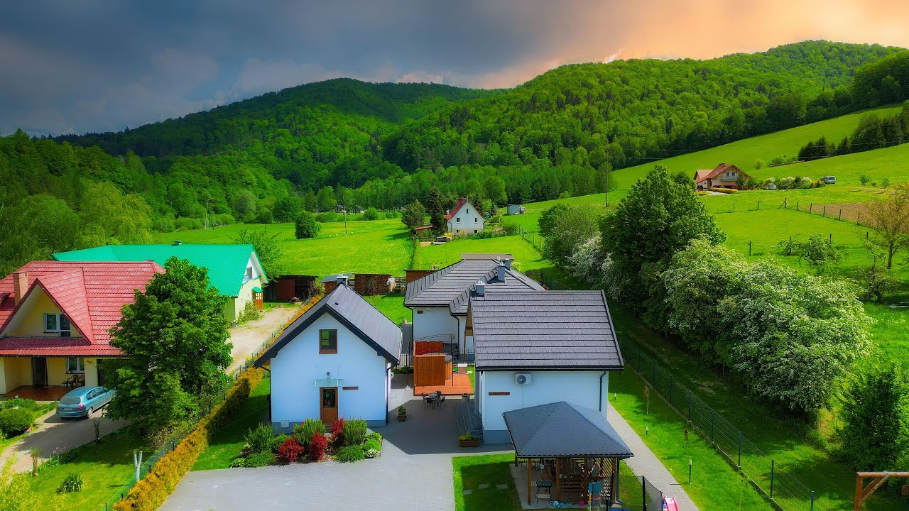 Domki ukryte między bieszczadzkimi wzgórzami | Terka
