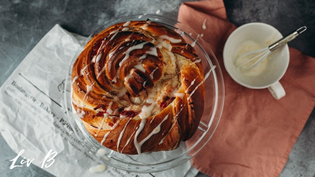 Christmas Twist Bread (vegan) | Liv's Holiday Menu