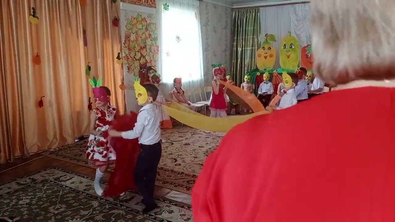 Осенний парный танец с полотнами