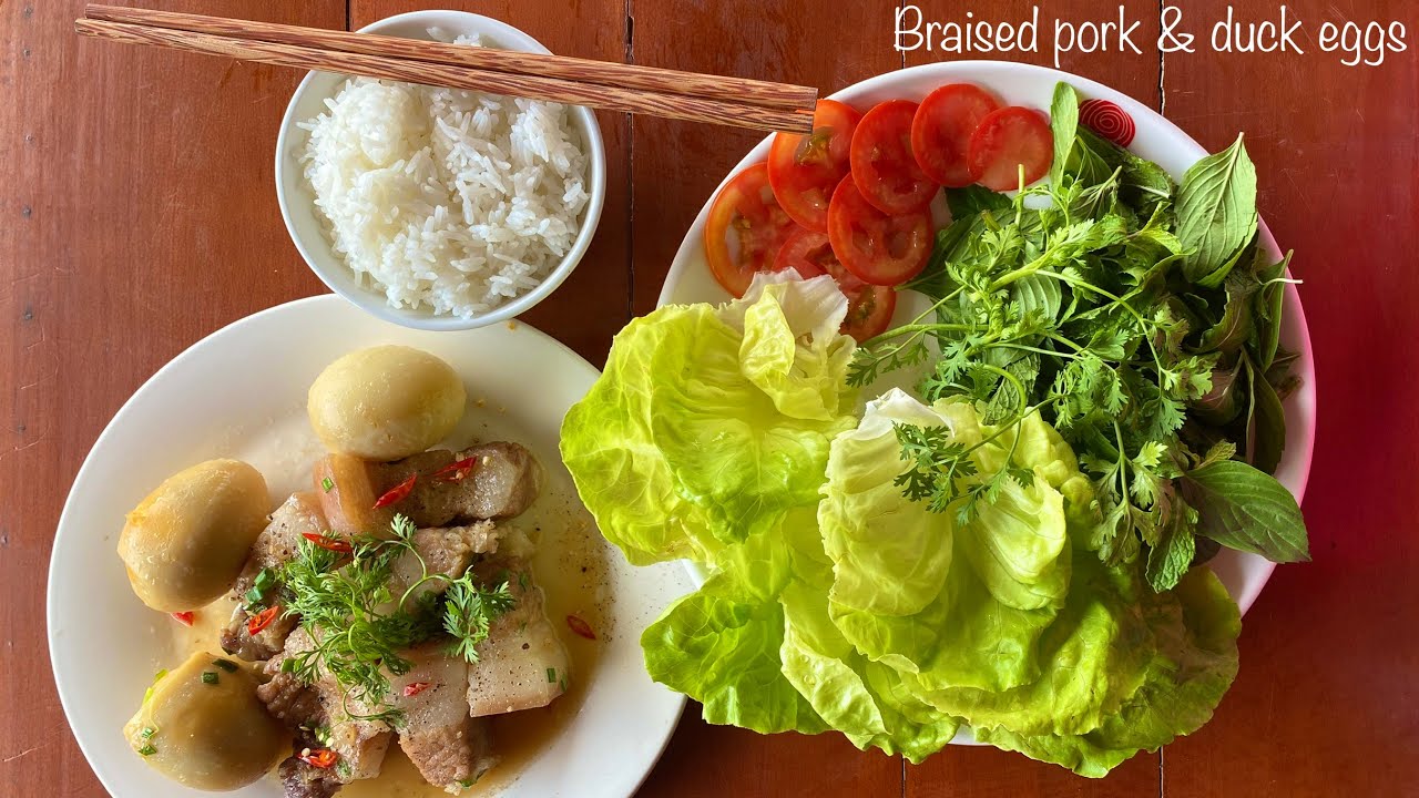 Braised pork with duck eggs in coconut water | Thịt kho hột vịt nước dừa tươi