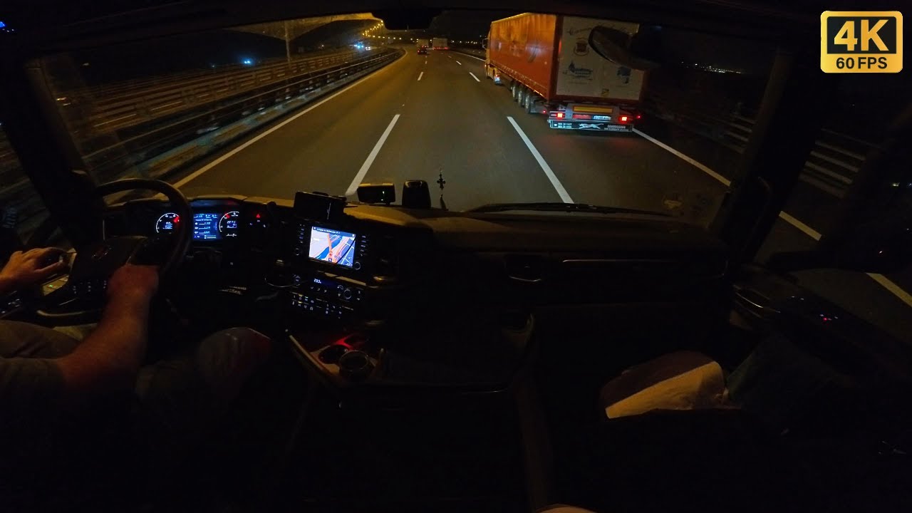 Вид из кабины 🚛 ПЕРЕСЕЧЕНИЕ БАРСЕЛОНЫ НОЧЬЮ на грузовике - Вождение грузовика 4K