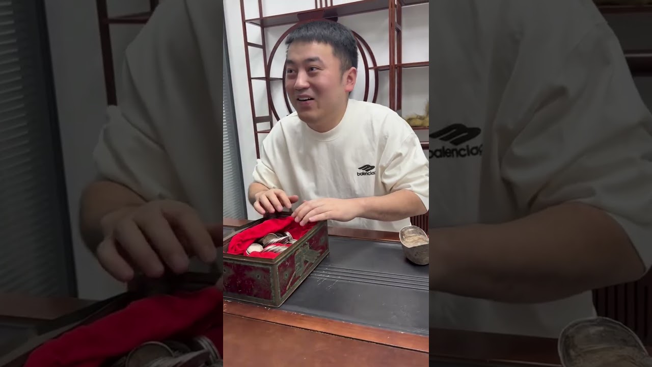大哥祖上这个官太大了这一箱宝贝能吃好几代人了