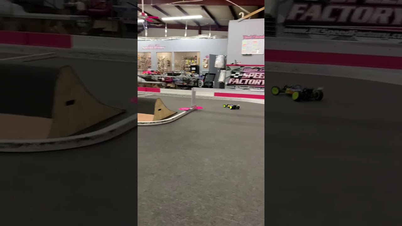 TLR 22 5.0 AC Buggy 1/10 Carpet Slo-Mo Corner Crossover Jump!!