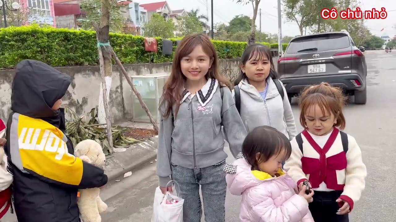 CLB Người B&eacute; Bỏng h&agrave;o hứng chuẩn bị dẫn c&ocirc; n&agrave;ng b&eacute; bỏng đi chơi c&ugrave;ng c&aacute;c anh chị
