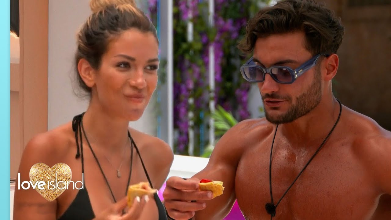 Ekin-Su dishes up breakfast for Davide | Love Island 2022
