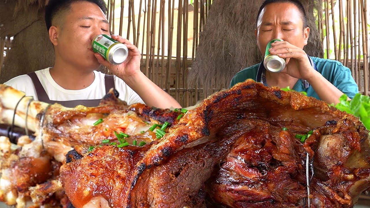 老弟想喝酒烤個大豬蹄，忙活大半天，叫上大哥直接上手啃，真香【鐵鍋視頻】