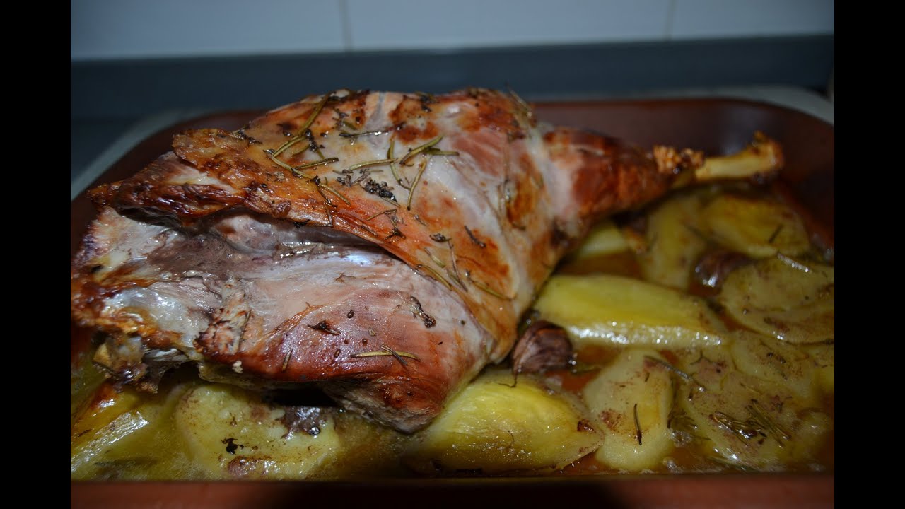 Pierna de cordero asada al romero