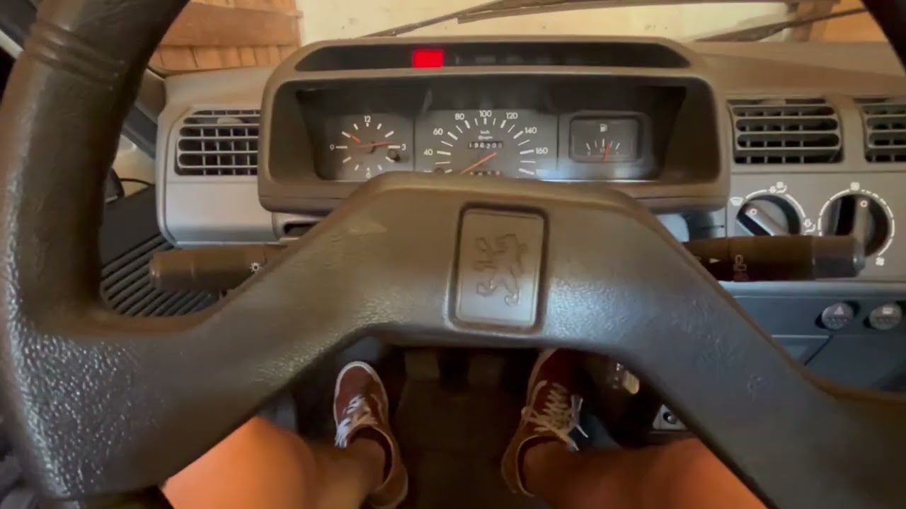 Peugeot 205 GR 1986 Cold Start 20 °C in garage