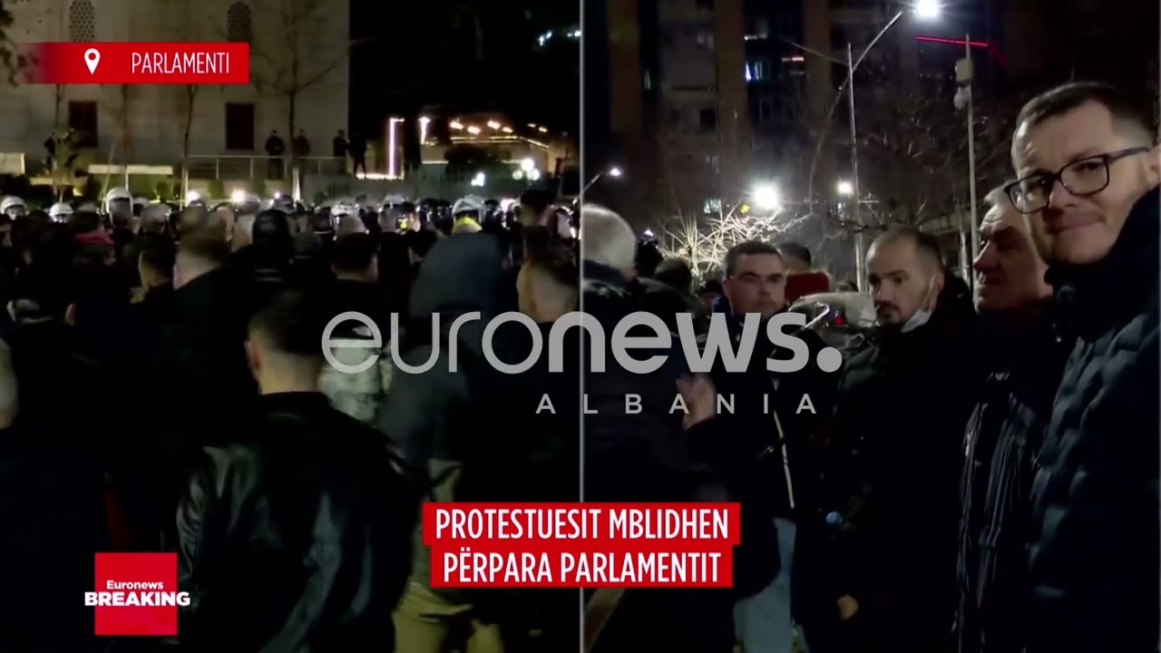 Molotovë dhe flakadanë në protestë, lëndohet një punonjës policie! Ja gjendja e tij