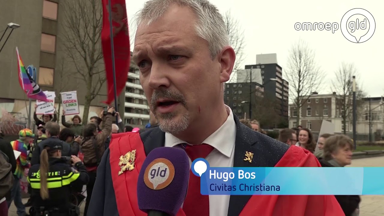 Protest tegen posters met zoenende mannen weggehoond