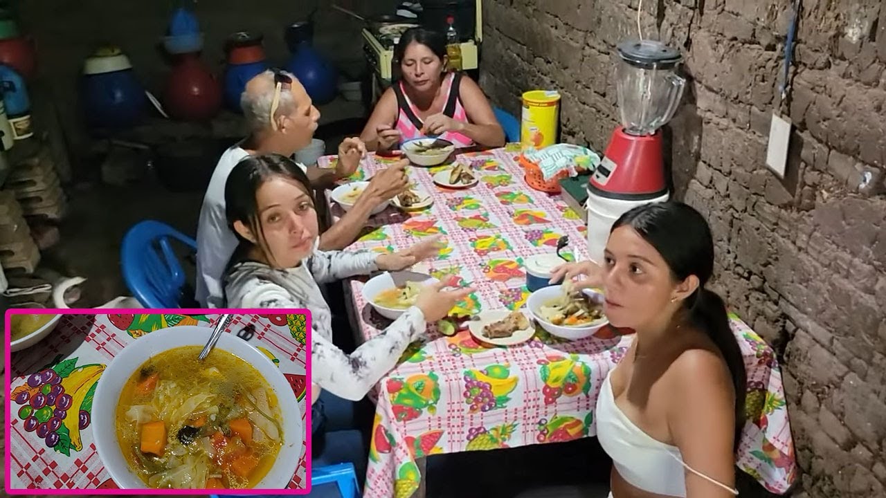 Almorzando sopa de gallina india en familia.