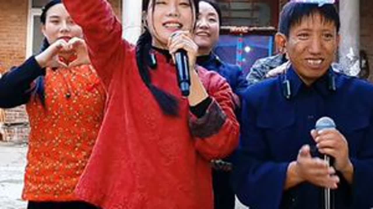 感谢有“你”，让梦想在小院起航，大舞台绽放光芒。夜深了，土家粉丝们心中满是感激与温暖。✨🎤 #感谢抖音 #大爱无疆#开心一刻 @小土妹(不忘初心) 努力，加油吧！