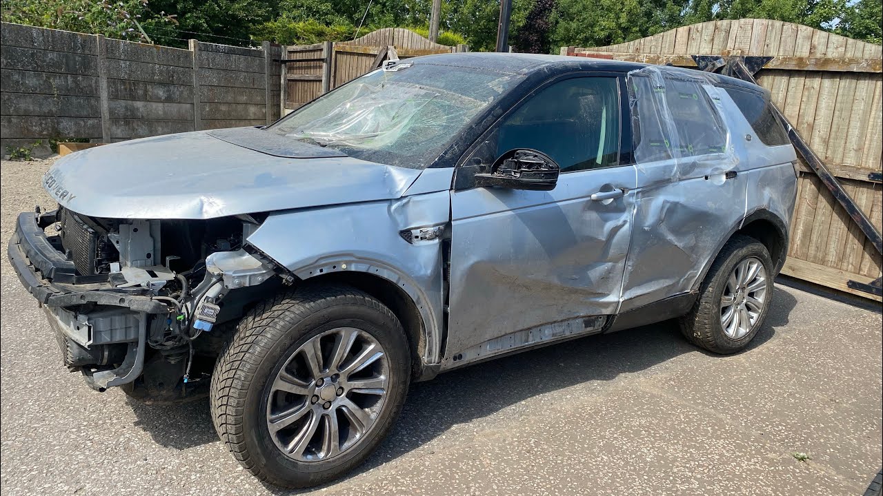 Угнанный полицейский T-PAC и разбитый Land Rover Discovery 2015 года