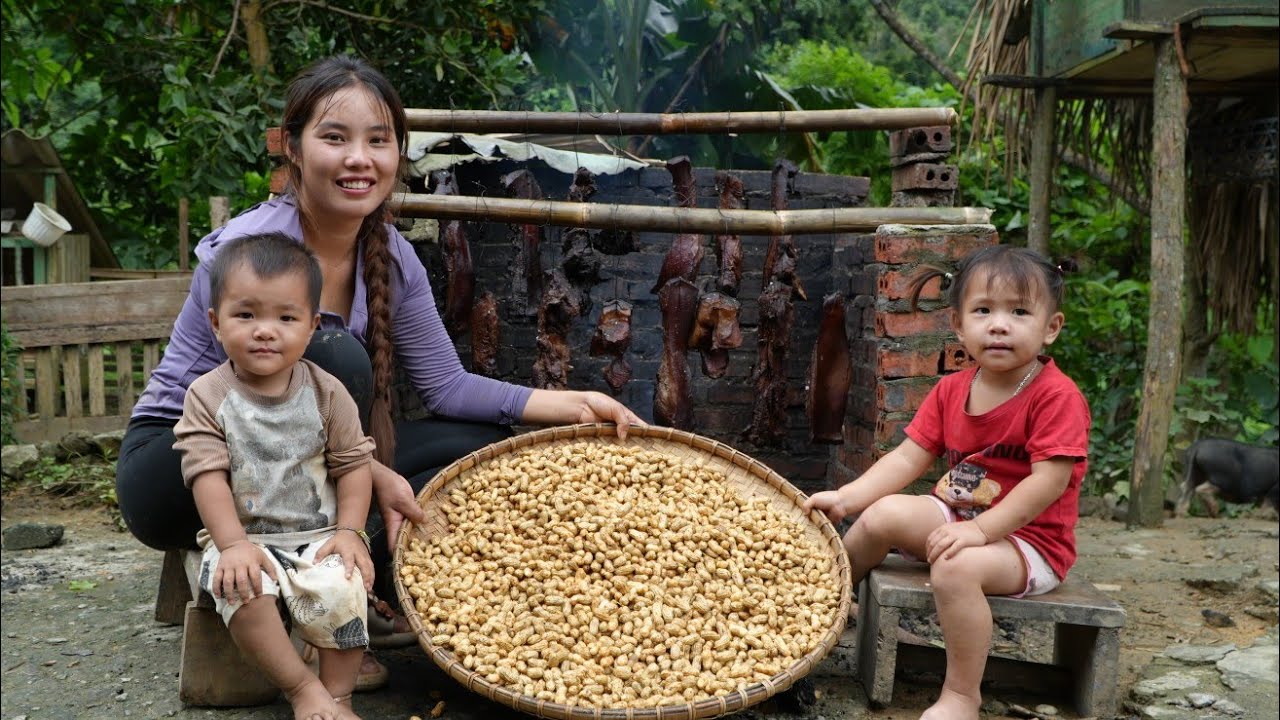 Harvest peanuts, smoked black pork, bring to market to sell with little daughter