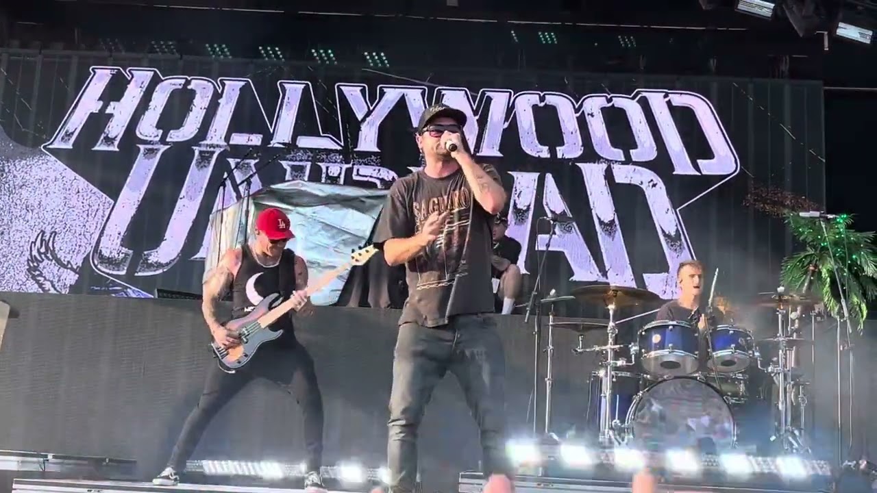 Hollywood Undead - Brings 9yr Fan From Pit, Lincoln On Stage - Comin In Hot