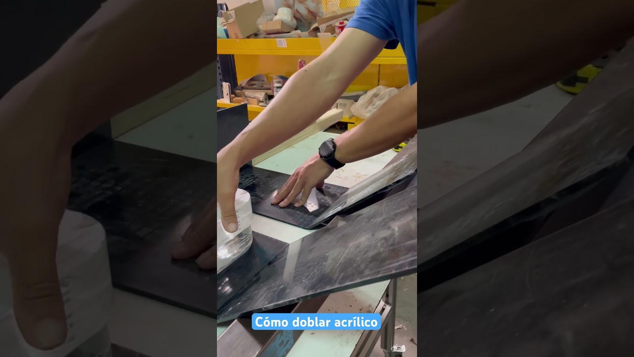 C&oacute;mo doblar una plancha de metacrilato negro 🩵 #metacrilato #acr&iacute;licos #asmrvideo #expositores