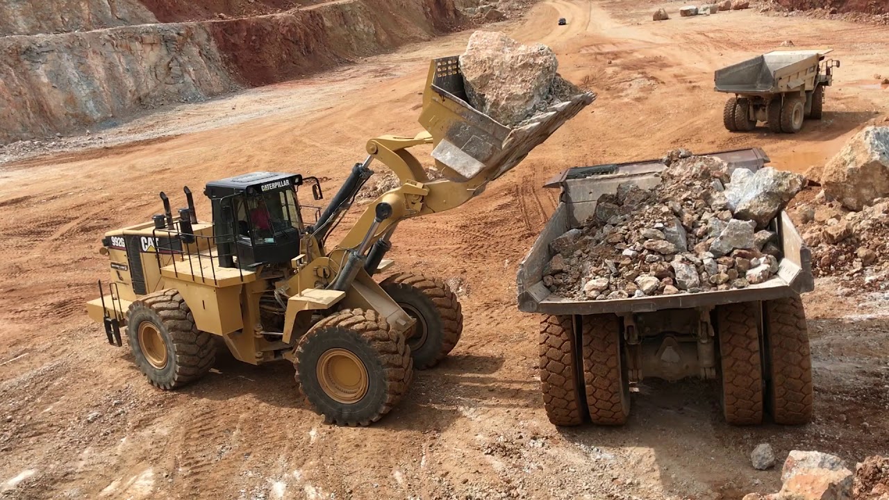 Caterpillar 992G Wheel Loader Loading Caterpillar Dumpers - Kivos Ate