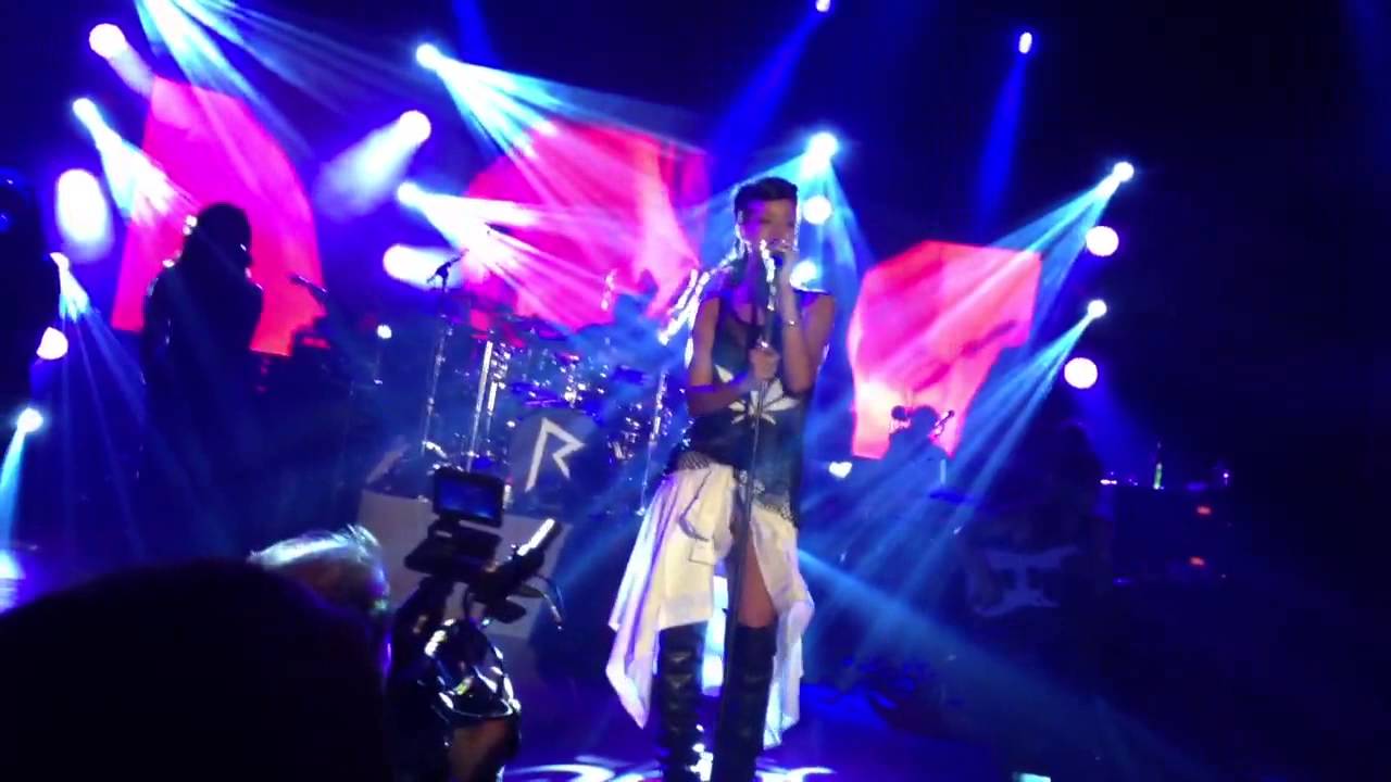 Rihanna - Stay (Live in Berlin)
