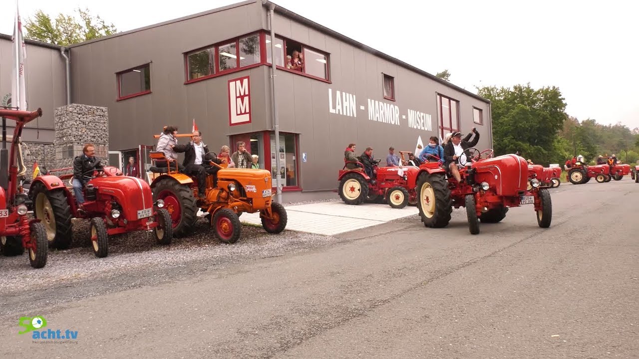 Porsche-Traktoren machten halt am Lahn-Marmor Museum