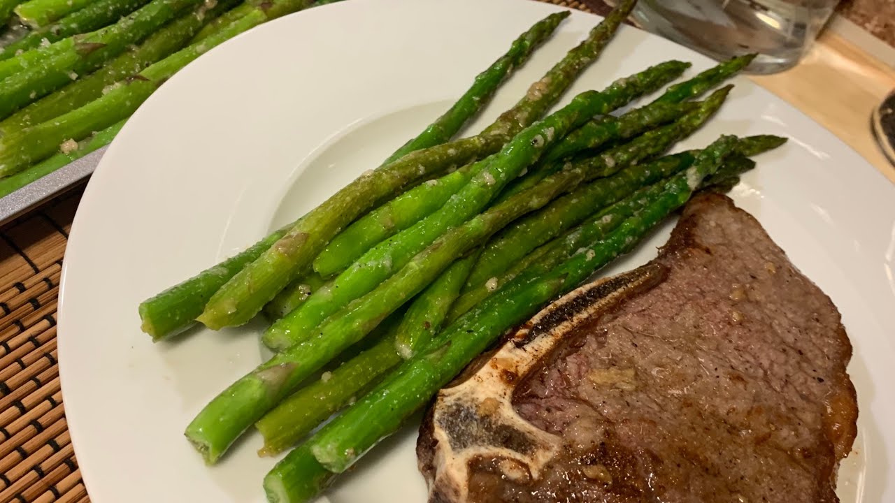 Deliciosos espárragos salteados con ajo