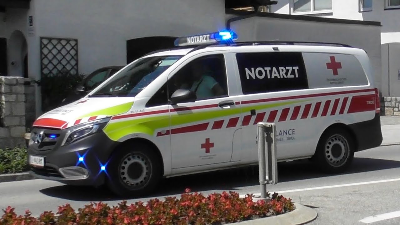 NEF (RD 11-443) + 2x RTWs ÖRK Hall in Tirol - Einsatzfahrten