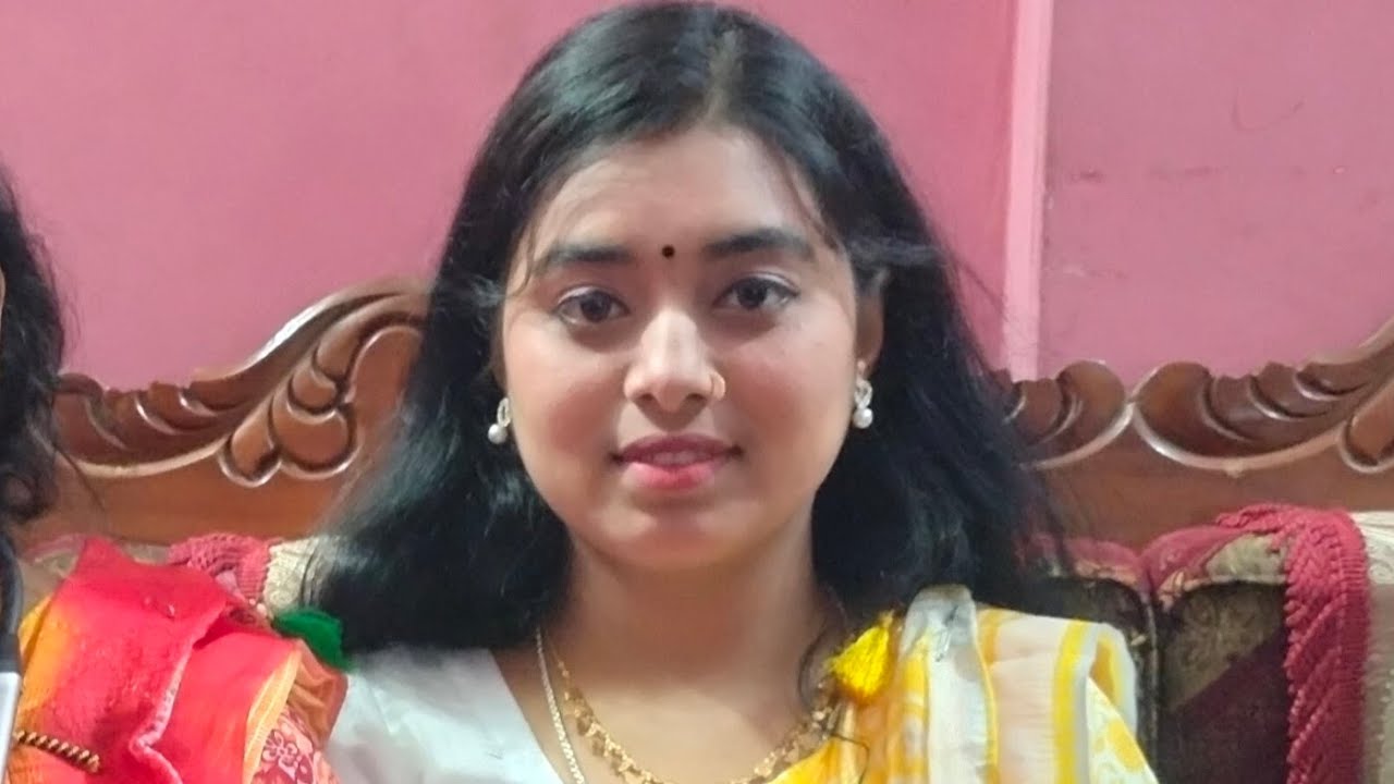 লালনের গান নিয়ে লাইভে আছেন টুকটুকি বাউল।