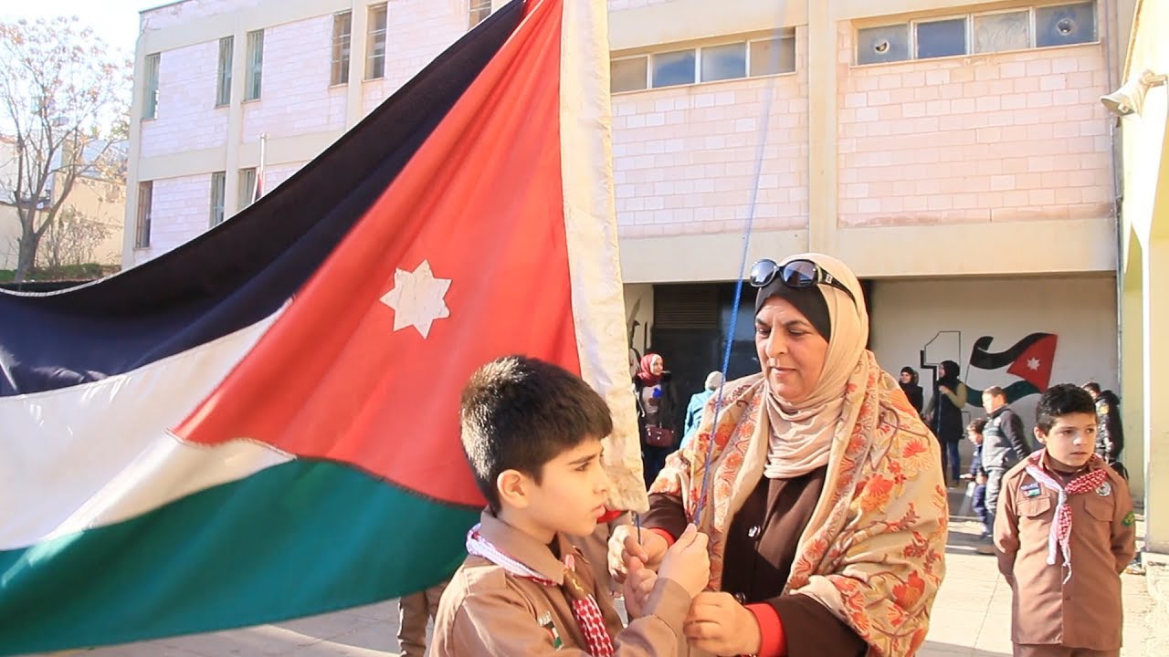الطالب سراج الجنيدي يرفع العلم الاردني مع النشيد الوطني في مدرسة سعيد علاء الدين الأساسية