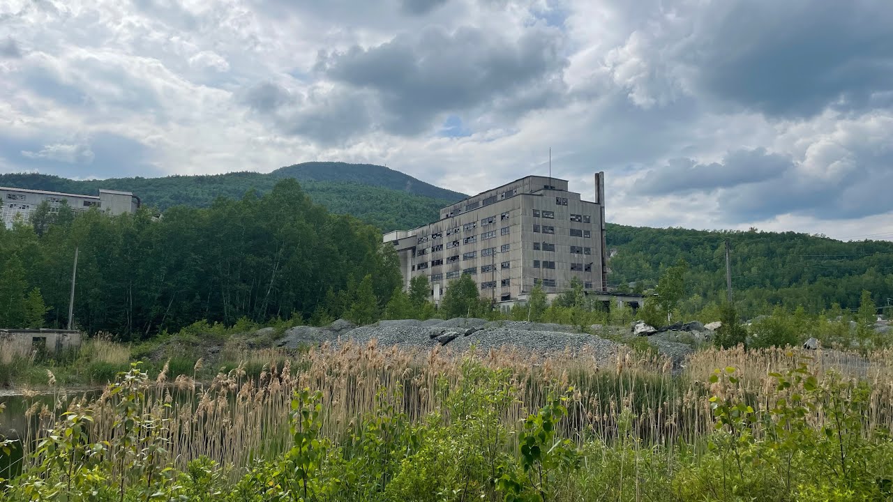 Exploring the country’s largest abandoned asbestos mine (Eden mills Vermont)