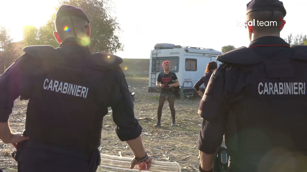 Rave party Modena, polizia e carabinieri allontanano gli ultimi gruppi rimasti