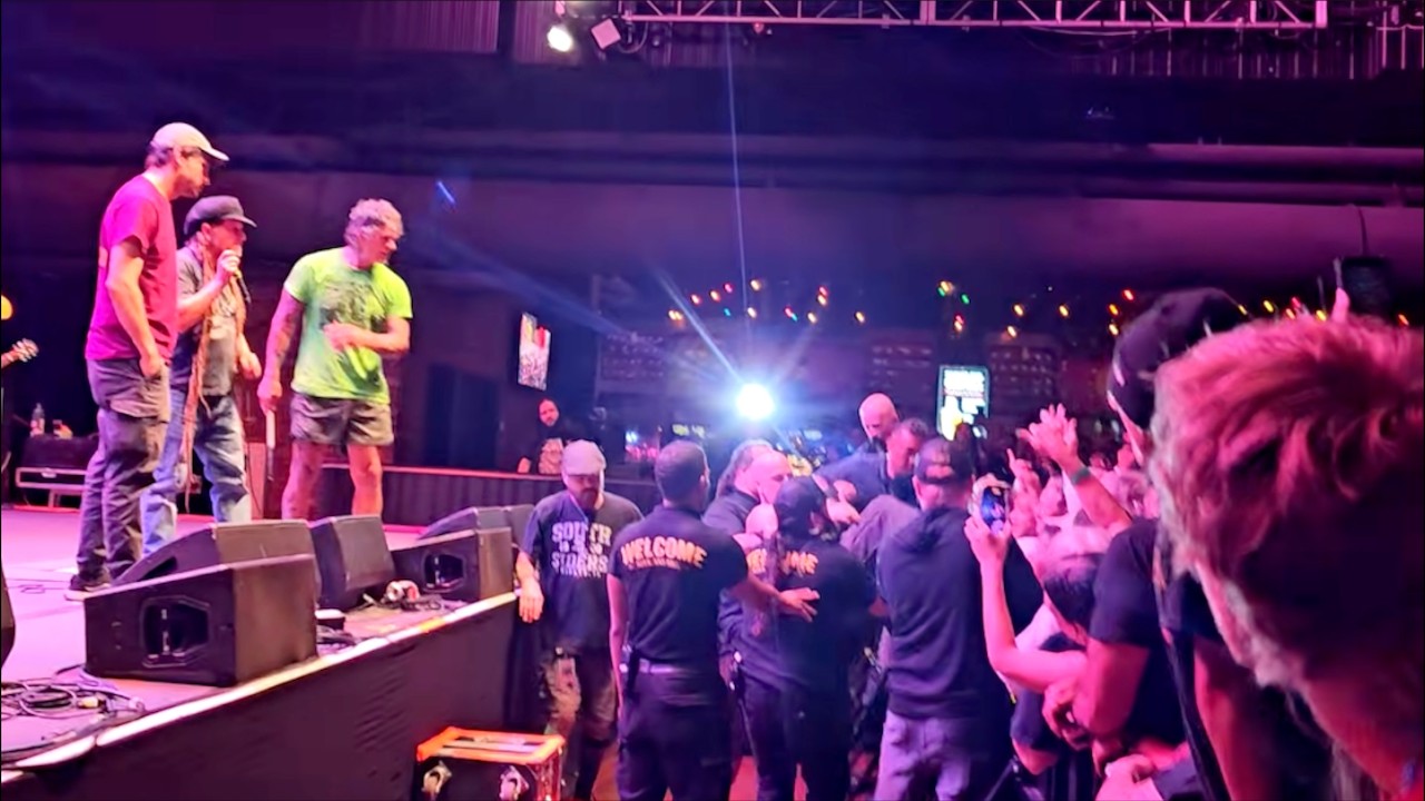 MAGA Dumbass Got Kicked out of the Concert