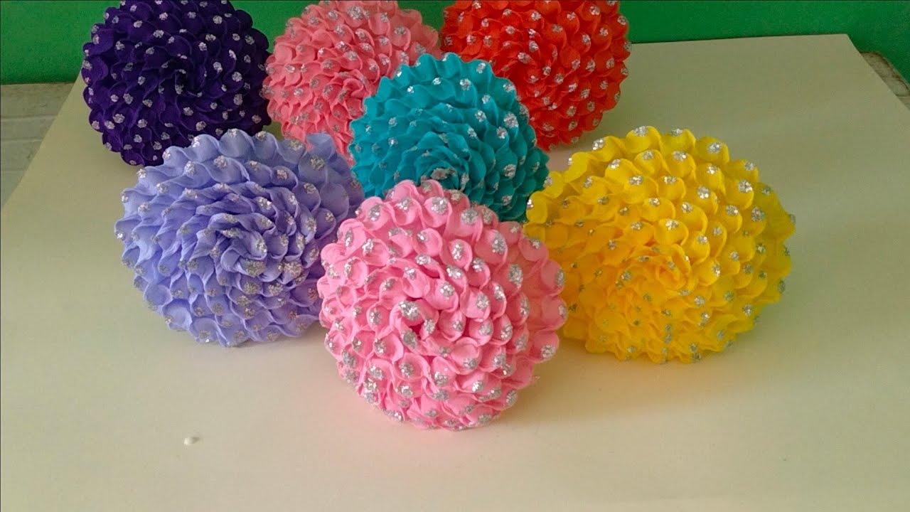 cómo hacer flores de papel crepé con diamantina
