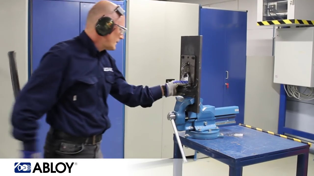 ABLOY riippulukko jäähdytettynä nestemäisellä typellä -196 asteen lämpötilaan.