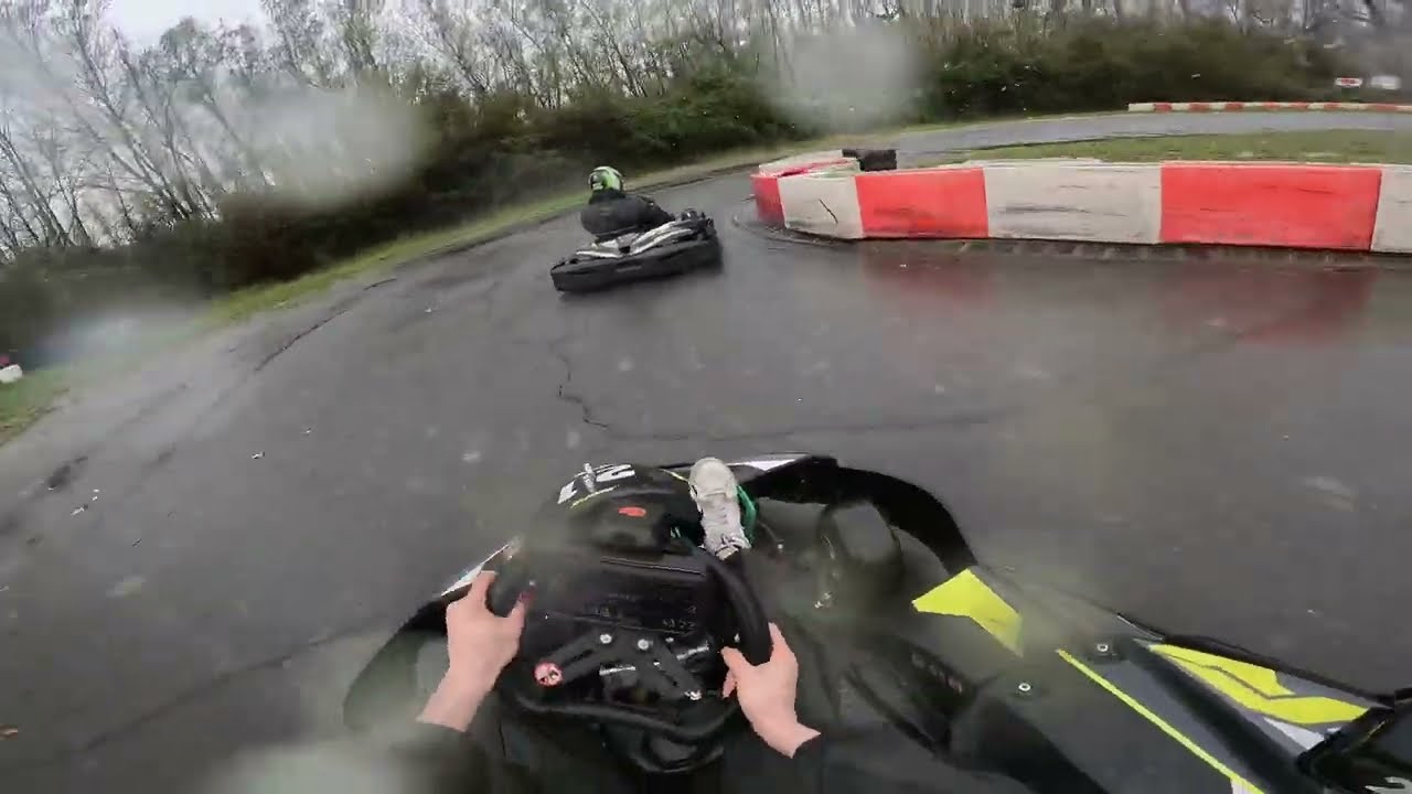 Karting Briscous Cote Basque Rodando en lluvia 