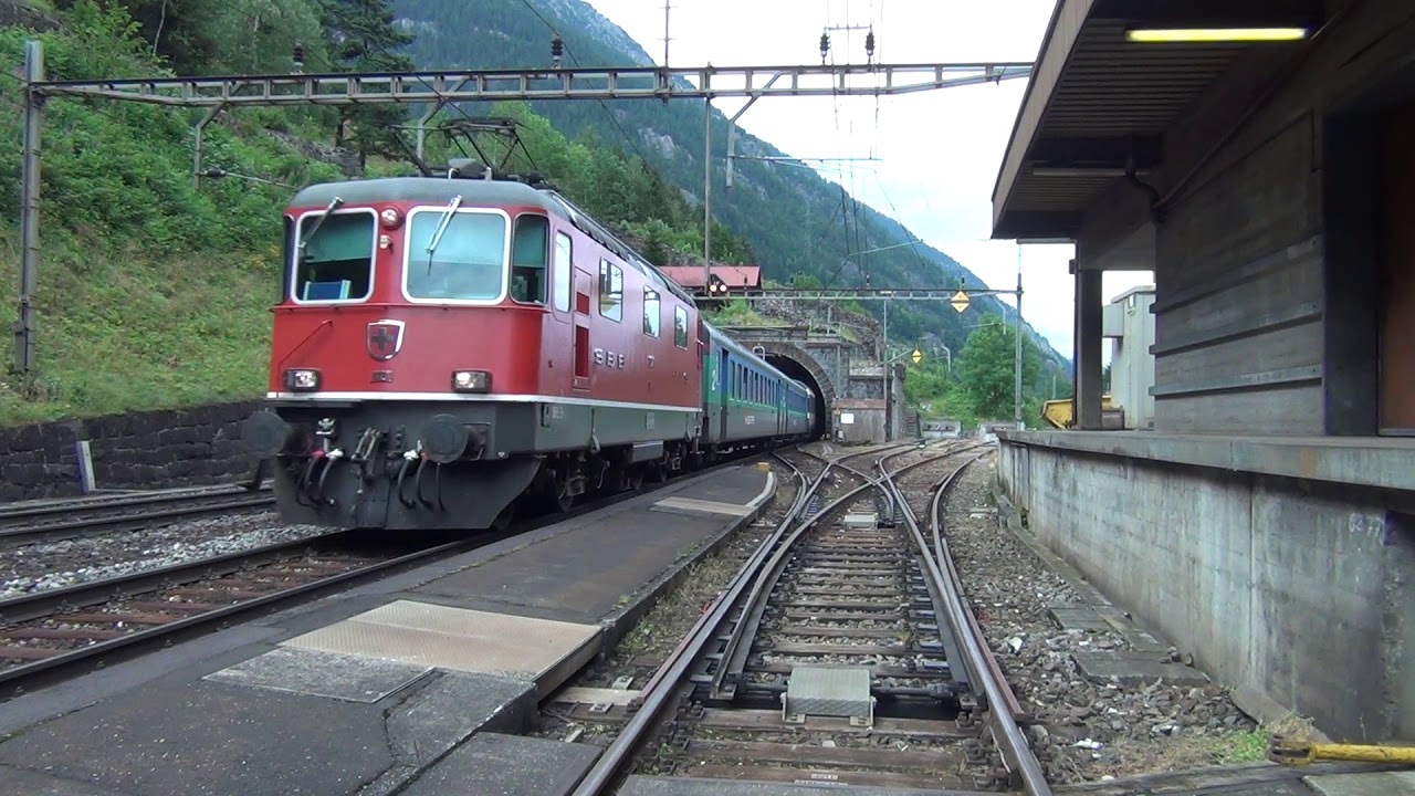 Pfiff SBB Re 4/4 - Re 420 am Bahnhof Wassen